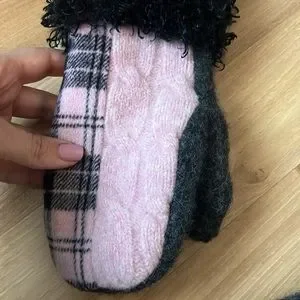 Bundle of Hand Crafted Mittens and a Beret Hat Vintage | Accessories | Bundle Of Hand Crafted Mittens And A  main image 3